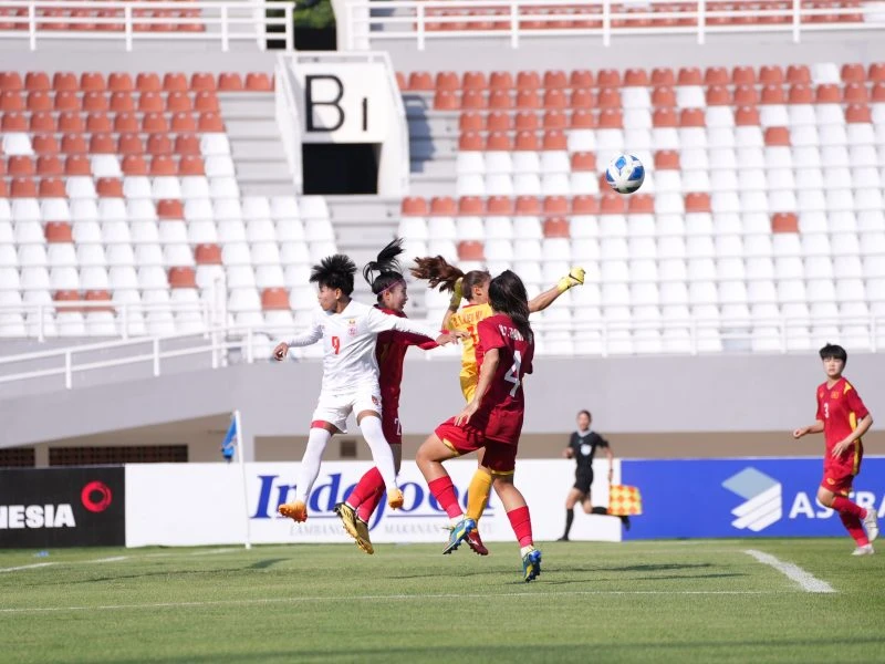 U-19 nữ Việt Nam kiên cường đánh bại Myanmar để ghi danh vào chung kết. Ảnh: VFF