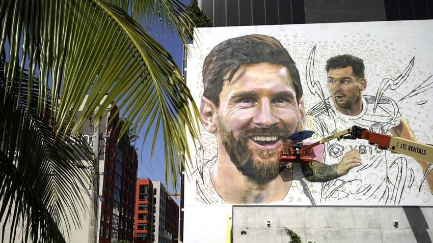 Một xe cẩu nâng họa sĩ đang vẽ sắp xong bức chân dung khổng lồ của Messi ở Florida. Ảnh: K.T Gia đình Messi đi siêu thị ở Ford Lauderdale. Ảnh: K.T Messi phải "gánh team" để làm sao Inter Miami giải hạn 10 trận toàn thua và thoát nhóm cuối bảng. Ảnh: K.T