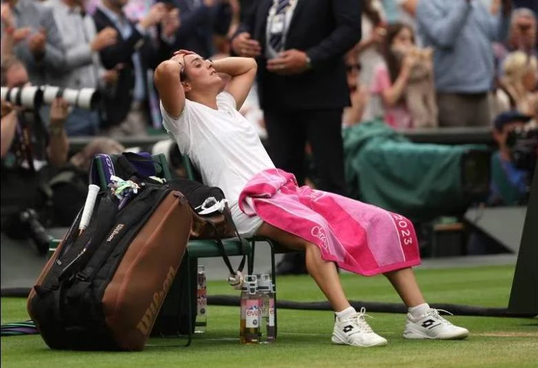 Ons Jabeur thất vọng khi thua tay vợt không được xếp hạng giống ở chung kết Wimbledon. Ảnh: AP