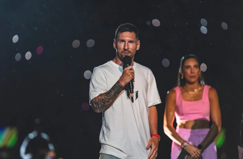 Siêu sao Messi phát biểu ra mắt cùng Inter Miami. Ảnh: AP Đồng chủ tịch D. Beckham của Inter Miami lên khán đài ôm Messi. Ảnh: AP Messi và cậu con trai cả. Ảnh: AP
