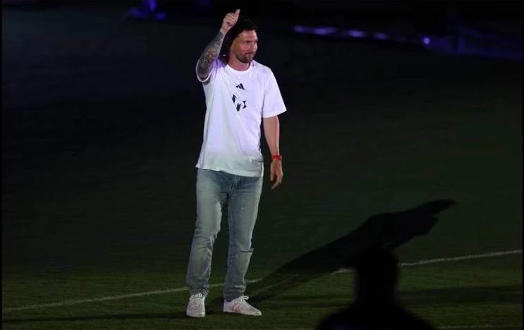 Sau tiệc tùng, sau hội chứng cuồng thần tượng, Messi phải kéo đoàn tàu rệu rã vượt ra khu vực chót bảng...và kỳ vọng là phải băng băng về đích. Ảnh: AP Nghệ sĩ Maximilaino đã vẽ bức chân dung khổng lồ Messi thật đẹp và có hồn. Ảnh:Getty