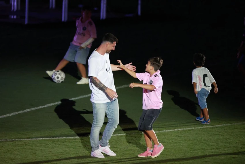 Messi và cậu con trai cả. Ảnh: AP