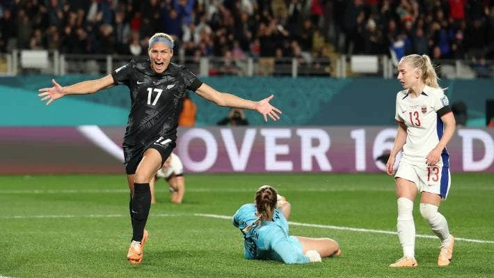 Người hùng Hannah Wilkinson ghi bàn thắng đầu tiên tại World Cup 2023 và đây là chiến thắng đầu trong lịch sử dự World Cup của New Zealand. Ảnh: HTM