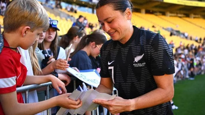 Ali Riley của tuyển New Zealand ký tặng fan hâm mộ. Ảnh: HTM Ali Riley của tuyển New Zealand ký tặng fan hâm mộ. Ảnh: HTM