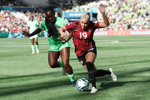 Những nhà vô địch Olympic-Canada (áo đỏ) không thể xuyên thủ được mành lưới của Nigeria. Ảnh: HTM