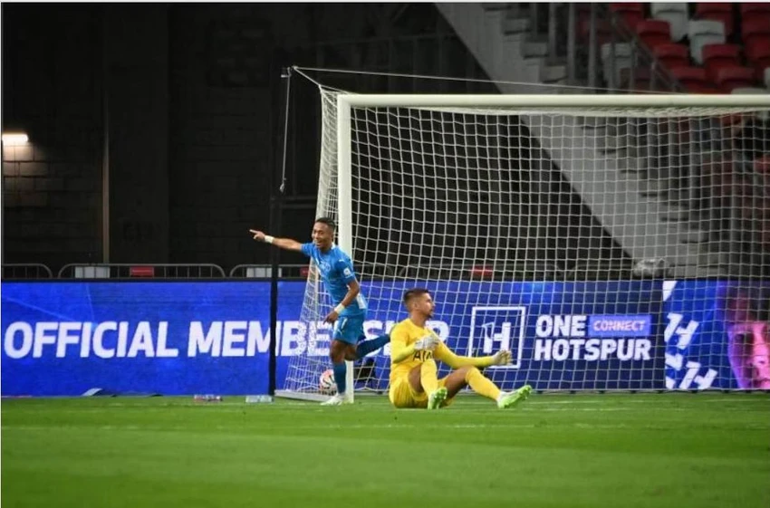 Shawan Anour ghi bàn mở tỉ số 1-0 cho LCS ở phút 14, nhưng sau đó Tottenham ghi liền một mạch 5 bàn thắng. Ảnh: ST Shawan Anour ghi bàn mở tỉ số 1-0 cho LCS ở phút 14, nhưng sau đó Tottenham ghi liền một mạch 5 bàn thắng. Ảnh: ST