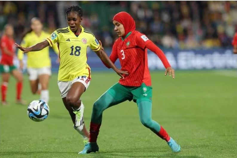 Morocco xác lập những kỷ lục vì có cầu thủ quấn khăn Jihab đá World Cup. Nữ Morocco lần đầu tiên đá VCK World Cup và...vào vòng 16 đội. Ảnh: EPA Morocco xác lập những kỷ lục vì có cầu thủ quấn khăn Jihab đá World Cup. Nữ Morocco lần đầu tiên đá VCK World Cup và...vào vòng 16 đội. Ảnh: EPA