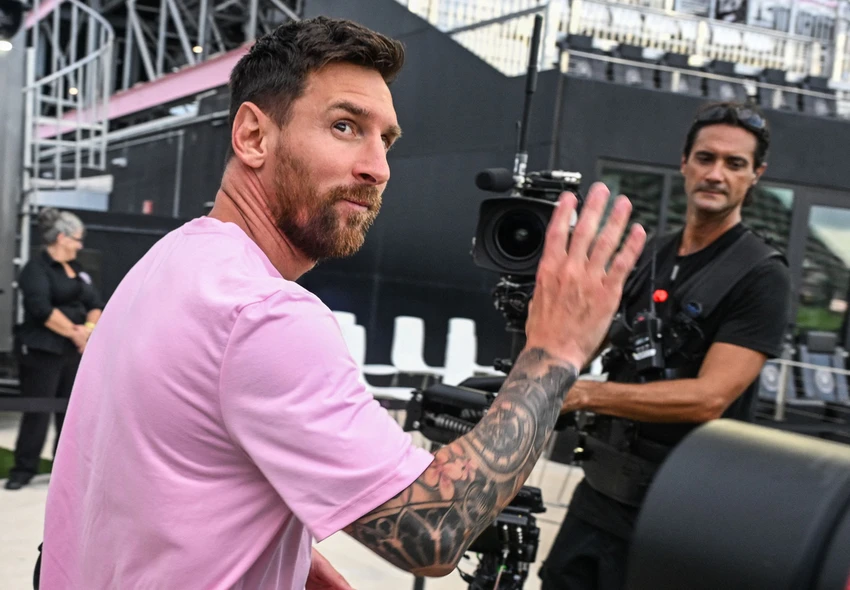 Giải Mỹ đang mùa đá League Cup, Messi góp cú đúp vào lưới Atlanta Utd, rồi cú đúp vào lưới Orlando Utd. Một cơn mưa cực lớn đổ xuống sân trước trận Inter Miami-Orlando Utd ở vòng 1/16 League Cup. Lực lượng làm nhiệm vụ đẩy nước cho sân khô ráo. Mặt sân thấm nước nhưng không ngăn được "cái que trái ma mị" của Messi. ...Nhà vô địch thế giới lại ghi bàn vào lưới đối thủ. Đồng chủ tịch Beckham và phu nhân Victoria của Inter Miami rất hài lòng với tân binh Messi. ...Ghi bàn và "làm dáng" trước ống kính là điều dễ dàng với Messi ở Inter Miami. Messi khoe "sáu múi" sau trận thắng Orlando Inter Miami như bừng tỉnh khi Messi đến thi đấu cùng đồng đội cũ Jordi Alba. Nội đồng hương của Messi ở Florida không thôi là sân của Inter Miami không thể chứa đủ khi đội thi đấu sân nhà. Người bạn thân cùng thời của Messi là Aguero cho rằng Messi đến Mỹ là thể... thư giãn vì tuổi cao đá ở châu Âu áp lực quá lớn. Hình tượng Messi đang truyền cảm hứng mạnh mẽ tới những em nhỏ gốc La tinh ở Florida tìm đến bóng đá. Sau khi ông bố Messi...diễn và ghi bàn, cuối trận là các con trai của Messi cũng diễn trên sân.