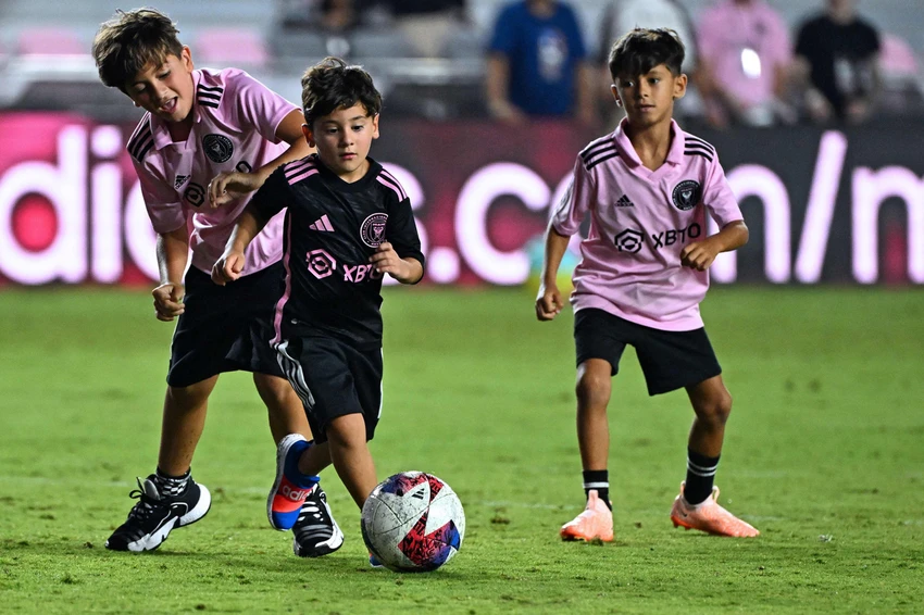 Sau khi ông bố Messi...diễn và ghi bàn, cuối trận là các con trai của Messi cũng diễn trên sân.