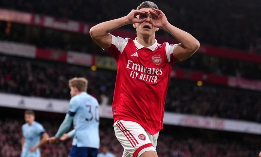 Cứ tưởng như Siêu cúp Anh đã nằm trong tay của Man.City, nhưng phút 90+11, Leandro Trossard lại có bàn thắng san bằng 1-1 cho Arsenal. Ảnh: AFP ...Bước vào loạt luân lưu, công thần Kevin de Bruyne sút hỏng 11m. Ảnh: Reuters ...Rồi Rodri cũng bị thủ môn Aaron Ramsdale của Arsenal... chọc ghẹo vì sút hỏng phạt đền. Ảnh: Getty Kết quả, "Pháo thủ London" đánh bại Man. City 4-1 ở loạt luân lưu lên ngôi vô địch Siêu Cúp Anh. Ảnh: Reuters Từ chung kết FA Cup, đến Champions League và Siêu cúp Anh, "sát thủ" Haaland cứ bị... tịt ngòi mãi. Ảnh: Reuters. Giấc mơ "ăn sáu" của thầy trò HLV Pep Guardiola tan vỡ. Còn trận Siêu cúp châu Âu, liệu Man. City sẽ đánh bại Sevilla của Tây Ban Nha? HLV Mikel Arteta mừng ra mặt với danh hiệu đầu mùa, sau mùa bóng bị ì lại ở giai đoạn nước rút khiến Man. City vượt lên ẵm danh hiệu ngoại hạng. Ảnh: Reuters Erling Haaland thừa nhận rằng anh bị áp lực cực lớn ở những trận chung kết vì đối phương "chăm sóc" quá kỹ. Ảnh: AP Dẫu sao cũng là một danh hiệu "có hậu" với "Pháo thủ thành London". Ảnh: AFP Hy vọng mùa bóng mới Arsenal sẽ tiếp tục là thế lực đáng gờm của Man. City. Ảnh: AFP HLV Pep Guardiola không tin vào mắt mình ngay sau bàn san bằng 1-1 của Leandro phút 90+11 và rồi Man. City thua cuộc ở "loạt đấu súng". Ảnh: AFP Lâu lắm rồi Arsenal mới có danh hiệu trở lại. Ảnh: AFP