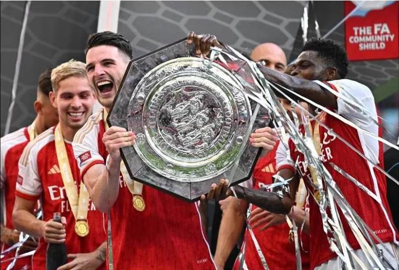 Dẫu sao cũng là một danh hiệu "có hậu" với "Pháo thủ thành London". Ảnh: AFP Hy vọng mùa bóng mới Arsenal sẽ tiếp tục là thế lực đáng gờm của Man. City. Ảnh: AFP HLV Pep Guardiola không tin vào mắt mình ngay sau bàn san bằng 1-1 của Leandro phút 90+11 và rồi Man. City thua cuộc ở "loạt đấu súng". Ảnh: AFP Lâu lắm rồi Arsenal mới có danh hiệu trở lại. Ảnh: AFP