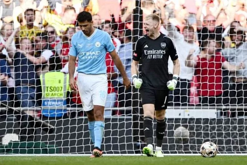 ...Rồi Rodri cũng bị thủ môn Aaron Ramsdale của Arsenal... chọc ghẹo vì sút hỏng phạt đền. Ảnh: Getty Kết quả, "Pháo thủ London" đánh bại Man. City 4-1 ở loạt luân lưu lên ngôi vô địch Siêu Cúp Anh. Ảnh: Reuters Từ chung kết FA Cup, đến Champions League và Siêu cúp Anh, "sát thủ" Haaland cứ bị... tịt ngòi mãi. Ảnh: Reuters. Giấc mơ "ăn sáu" của thầy trò HLV Pep Guardiola tan vỡ. Còn trận Siêu cúp châu Âu, liệu Man. City sẽ đánh bại Sevilla của Tây Ban Nha? HLV Mikel Arteta mừng ra mặt với danh hiệu đầu mùa, sau mùa bóng bị ì lại ở giai đoạn nước rút khiến Man. City vượt lên ẵm danh hiệu ngoại hạng. Ảnh: Reuters Erling Haaland thừa nhận rằng anh bị áp lực cực lớn ở những trận chung kết vì đối phương "chăm sóc" quá kỹ. Ảnh: AP Dẫu sao cũng là một danh hiệu "có hậu" với "Pháo thủ thành London". Ảnh: AFP Hy vọng mùa bóng mới Arsenal sẽ tiếp tục là thế lực đáng gờm của Man. City. Ảnh: AFP HLV Pep Guardiola không tin vào mắt mình ngay sau bàn san bằng 1-1 của Leandro phút 90+11 và rồi Man. City thua cuộc ở "loạt đấu súng". Ảnh: AFP Lâu lắm rồi Arsenal mới có danh hiệu trở lại. Ảnh: AFP