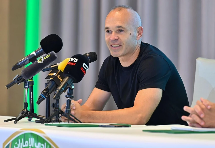 Trả lời báo chí, Iniesta "hẹn gặp" Messi ở UAE. Ảnh: A.N Trả lời báo chí, Iniesta "hẹn gặp" Messi ở UAE. Ảnh: A.N