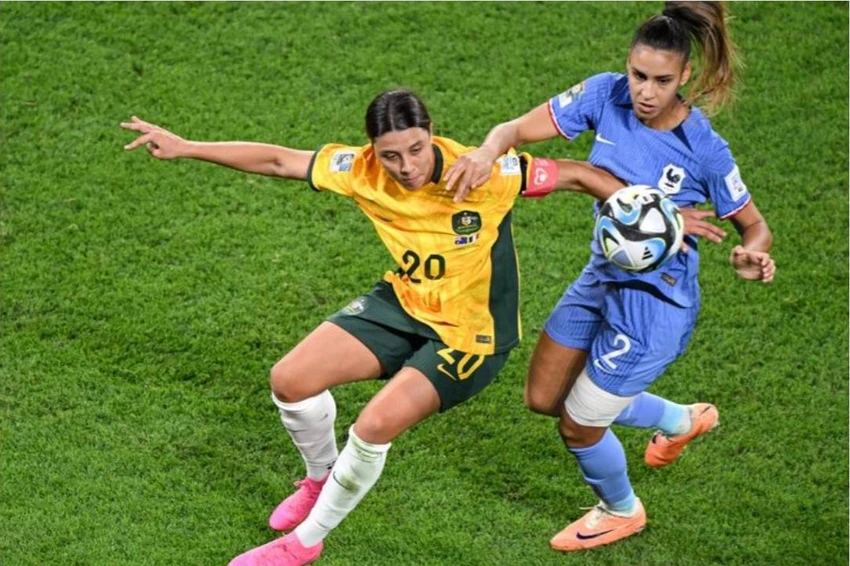 Sam Kerr bị các hậu vệ Pháp "chăm sóc" kỹ nên không thể ghi bàn được. Ảnh: HTM Sam Kerr bị các hậu vệ Pháp "chăm sóc" kỹ nên không thể ghi bàn được. Ảnh: HTM