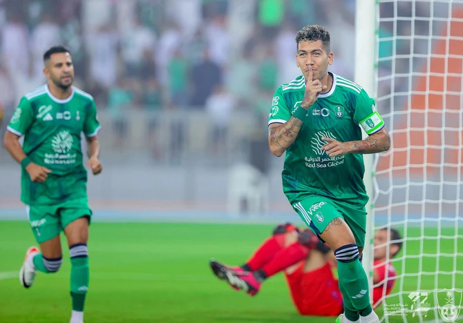 Ra quân trận đầu trong màu áo Al Ahli, Firmino mang băng đội trưởng và lập hat trick. Ảnh: A.N Ra quân trận đầu trong màu áo Al Ahli, Firmino mang băng đội trưởng và lập hat trick. Ảnh: A.N