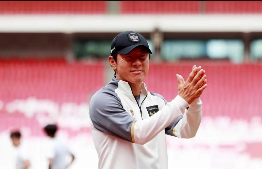 HLV Shin Tae-yong đang hồi hộp chờ bảng A và C kết thúc để chờ vé vớt. Ảnh: Bola