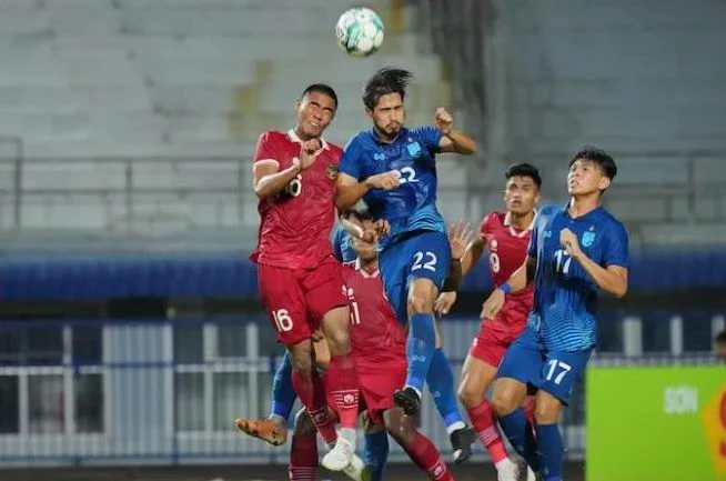 Sự chủ quan của chủ nhà Thái Lan đã bị Indonesia "dạy" bài học bằng việc đánh bại 3-1. Ảnh: AFF Sự chủ quan của chủ nhà Thái Lan đã bị Indonesia "dạy" bài học bằng việc đánh bại 3-1. Ảnh: AFF
