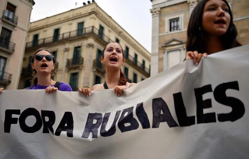 Phụ nữ vùng Catalan tuần hành đòi truy tố Chủ tịch Luis Rubiales. Ảnh: AFP Phụ nữ vùng Catalan tuần hành đòi truy tố Chủ tịch Luis Rubiales. Ảnh: AFP