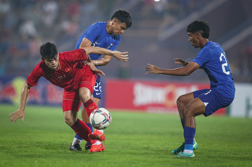 U-23 Việt Nam rất vất vả khi hòa đội yếu Singapore 2-2 tại Việt Trì tối 12-9. Ảnh: HẢI THỊNH