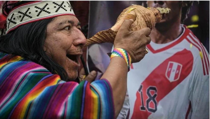 Một thầy mo khác đang làm phép cho một cầu thủ Peru để đánh bại Brazil. Ảnh: AFP