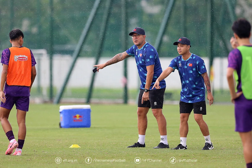 HLV- Cristian-Roland-U-17-Viet-nam-1.jpg