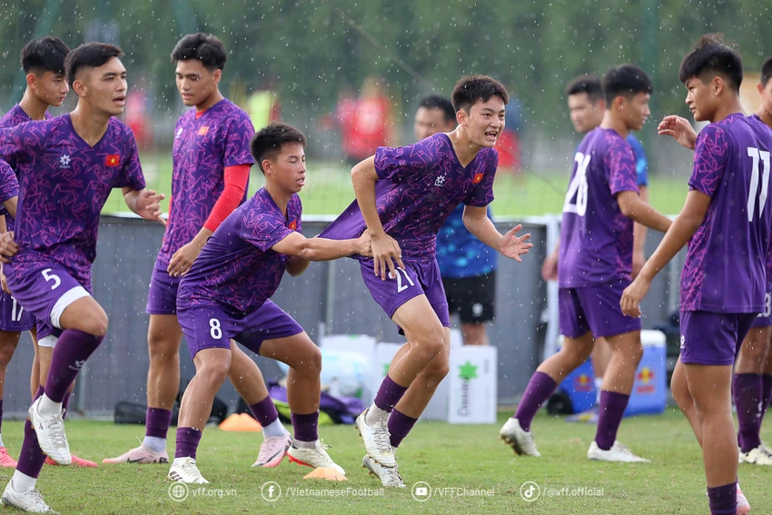 HLV- Cristian-Roland-U-17-Viet-nam-2.jpg