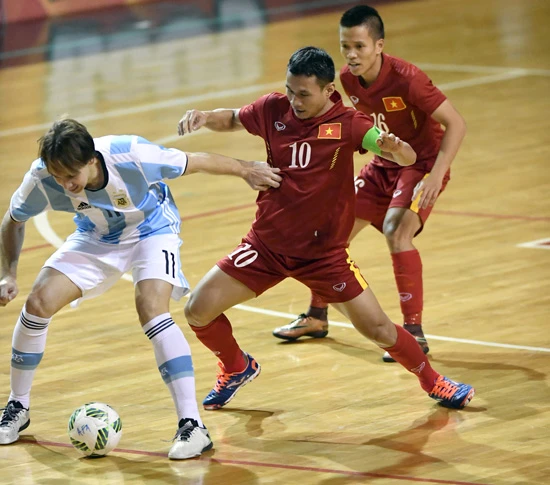 Tuyen-Viet-Nam-gap-Uc.jpg