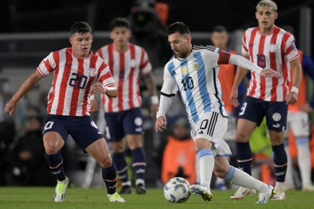 Đêm ác mộng của hai ngôi sao Nam Mỹ và cấm mặc áo Messi