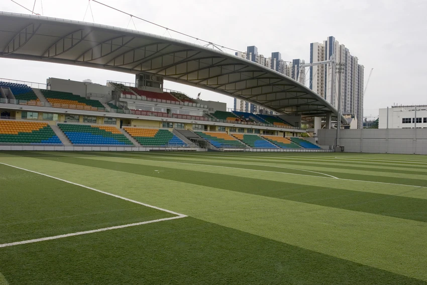 Sân Jalan Besar có mặt sân cỏ nhân tạo sau này mới làm thêm khán đài B, trước đó chỉ là bờ giậu còn phía sau là đường ô tô chạy. Ảnh:S.T