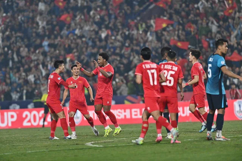 Nguyễn Xuân Son và đồng đội