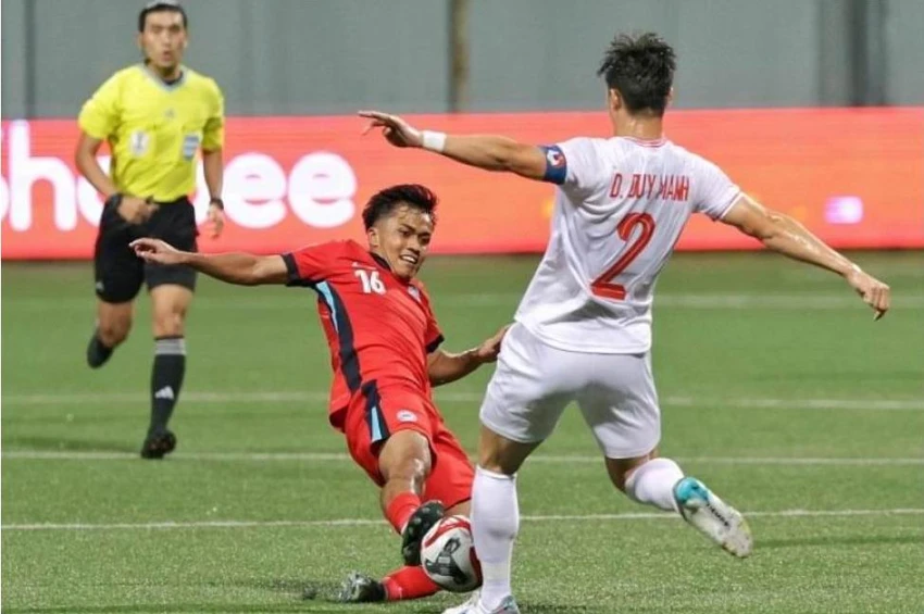 Tiền vệ Hami Syahin đối đầu với Duy Mạnh ở lượt đi, tối 26-12 tại Jalan Besar. Ảnh:CTP