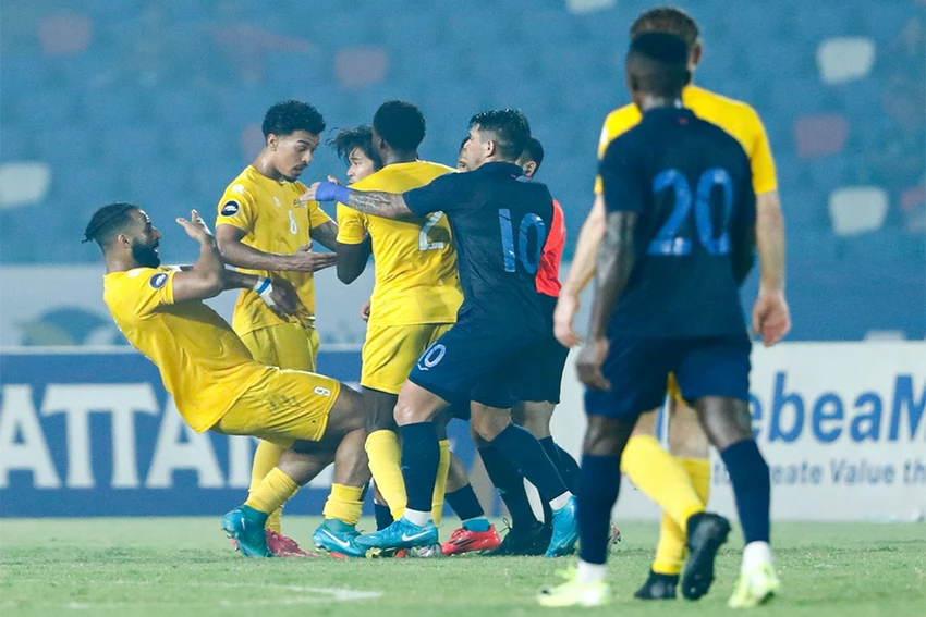 Một trận giao hữu nhưng suýt xảy ra xô xát trên sân Olympic Phnom Penh tối 25-3. Ảnh: P.P