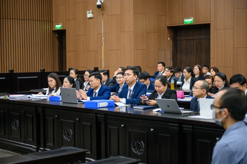 Rất nhiều luật sư tham gia bào chữa hoặc bảo vệ quyền lợi các bên liên quan trong vụ án lừa đảo ngân hàng phức tạp này. Rất nhiều luật sư tham gia bào chữa hoặc bảo vệ quyền lợi các bên liên quan trong vụ án lừa đảo ngân hàng phức tạp này.