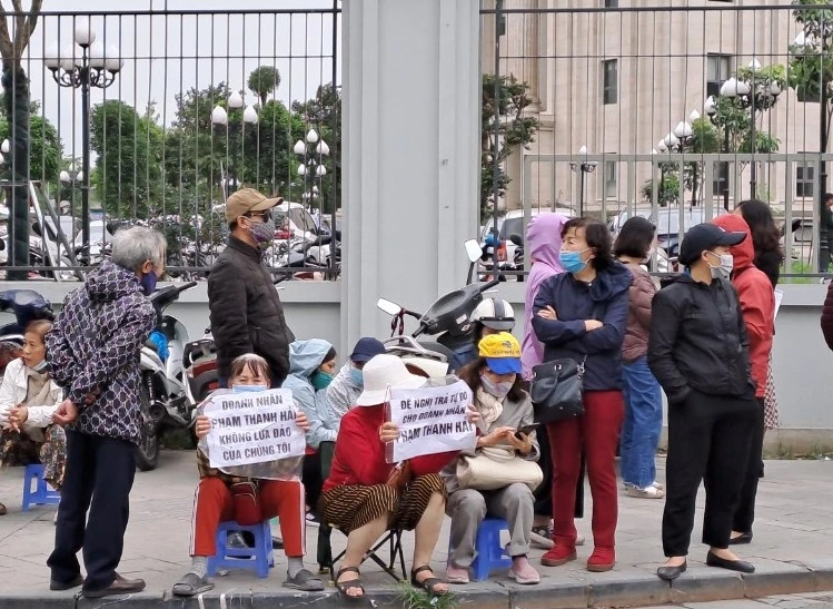 Đám đông trước cổng tòa kêu oan cho Phạm Thanh Hải khi TAND TP Hà Nội xét xử bị cáo. Ảnh: BT Đám đông trước cổng tòa kêu oan cho Phạm Thanh Hải khi TAND TP Hà Nội xét xử bị cáo. Ảnh: BT