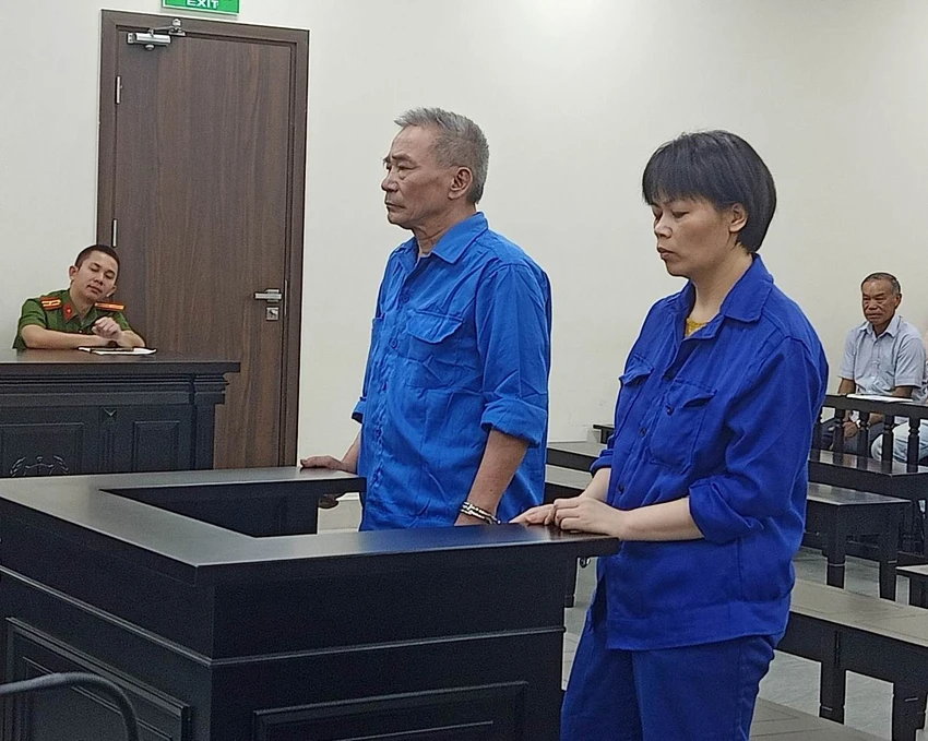 Phạm Bá Trạc và Lại Thị Vân tại phiên tòa. Ảnh: CTV Phạm Bá Trạc và Lại Thị Vân tại phiên tòa. Ảnh: CTV