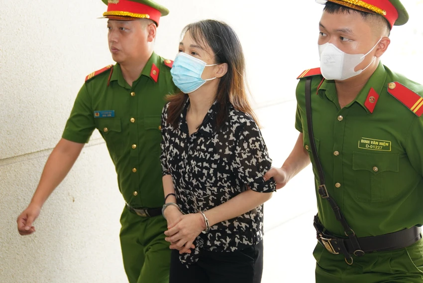 Bị cáo Nguyễn Thị Dung Hạnh, giám đốc Công ty G19 được dẫn giải tới tòa. Ảnh: CTV