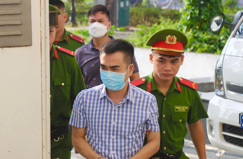 Bị cáo Lê Hồng Sơn bị dẫn giải đến phiên tòa. Ảnh: CTV Bị cáo Lê Hồng Sơn bị dẫn giải đến phiên tòa. Ảnh: CTV