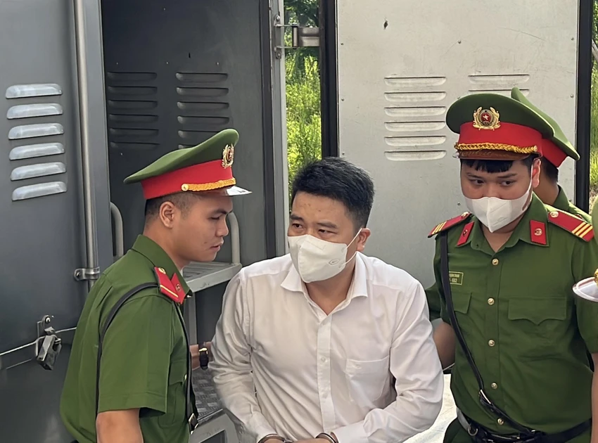 Cựu Phó Chủ tịch Quảng Nam được dẫn giải tới phiên tòa. Ảnh: CTV