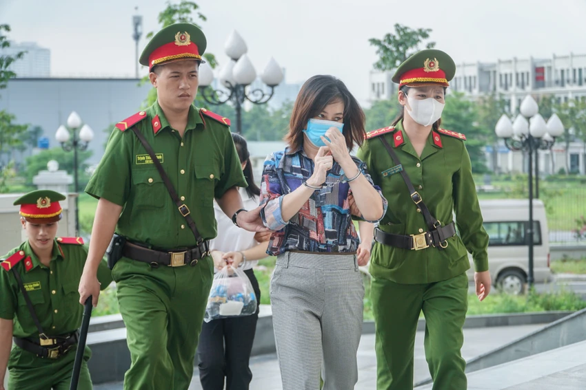 Bị cáo Phạm Bích Hằng được dẫn giải đến phiên tòa. Ảnh: Phi Hùng Bị cáo Phạm Bích Hằng được dẫn giải đến phiên tòa. Ảnh: Phi Hùng
