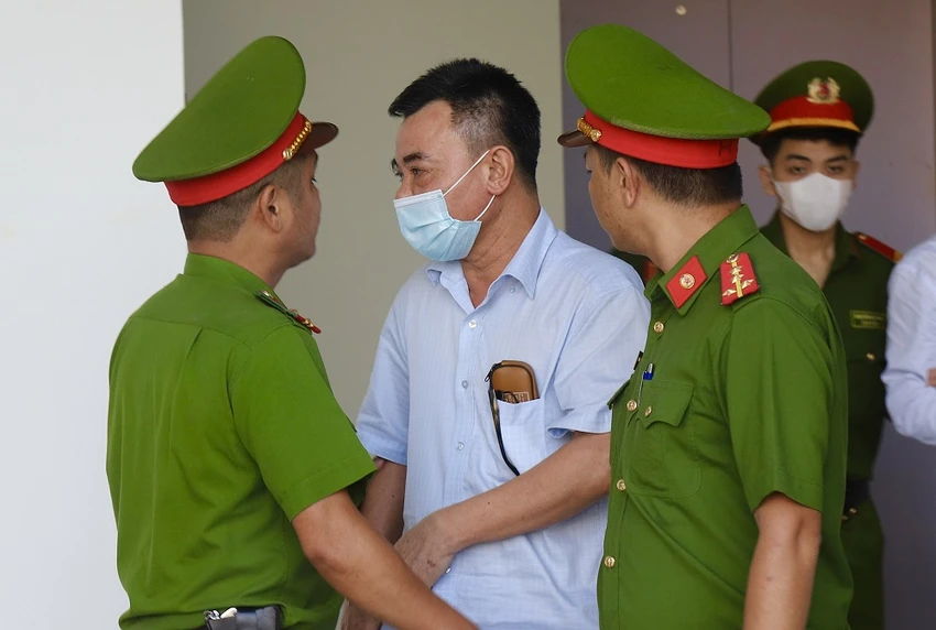 Nguyễn Anh Tuấn, cựu Phó GĐ Công an Hà Nội được dẫn giải đến tòa. Ảnh: CTV Nguyễn Anh Tuấn, cựu Phó GĐ Công an Hà Nội được dẫn giải đến tòa. Ảnh: CTV