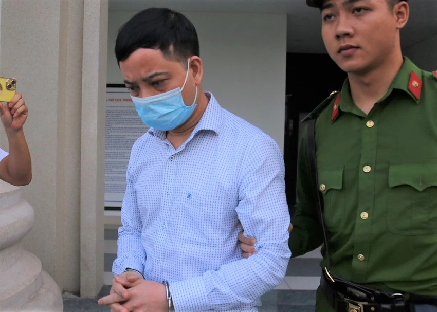 Bị cáo Phạm Trung Kiên, cựu Thư ký Thứ trưởng Bộ Y tế và gia đình nộp 15 tỉ đồng. Ảnh: CTV Bị cáo Phạm Trung Kiên, cựu Thư ký Thứ trưởng Bộ Y tế và gia đình nộp 15 tỉ đồng. Ảnh: CTV