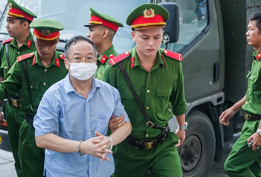 Bị cáo Trần Văn Dự, cựu Cục phó Cục Quản lý Xuất nhập cảnh (A08). Ảnh: Phi Hùng Bị cáo Trần Văn Dự, cựu Cục phó Cục Quản lý Xuất nhập cảnh (A08). Ảnh: Phi Hùng