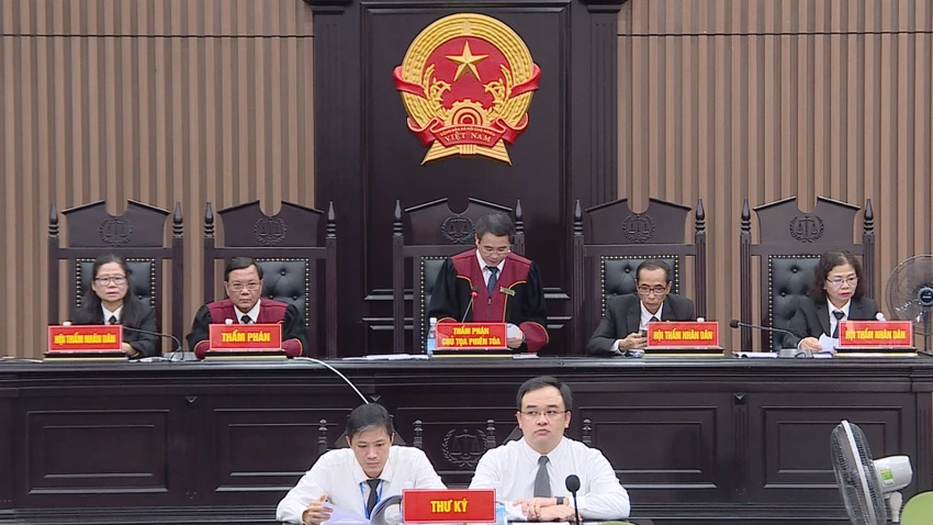 Hội đồng xét xử công bố bản án. Ảnh: CTV Hội đồng xét xử công bố bản án. Ảnh: CTV