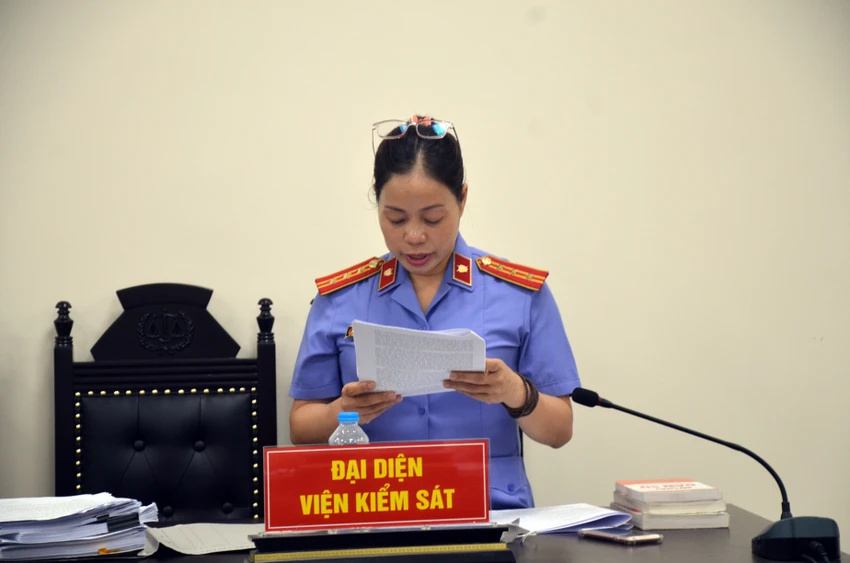 Vị đại diện VKS xúc động nghẹn ngào khi công bố bản cáo trạng. Ảnh: CTV Vị đại diện VKS xúc động nghẹn ngào khi công bố bản cáo trạng. Ảnh: CTV