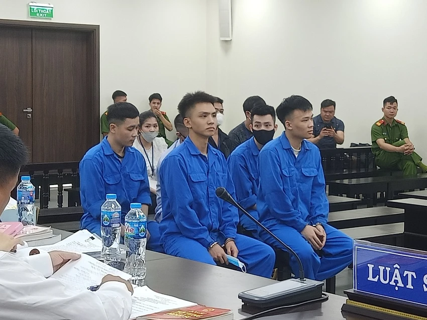 Các bị cáo lợi dụng lỗ hổng quản lý tài khoản khách hàng để chiếm đoạt tiền của FE Credit Các bị cáo lợi dụng lỗ hổng quản lý tài khoản khách hàng để chiếm đoạt tiền của FE Credit