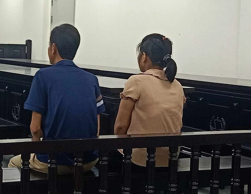 Bố mẹ cháu bé đến phiên tòa. Ảnh: CTV Bố mẹ cháu bé đến phiên tòa. Ảnh: CTV