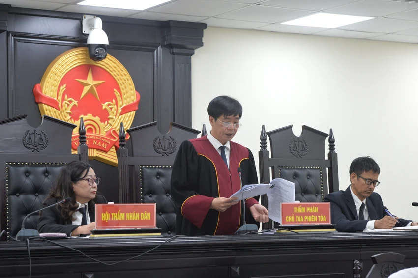 Chủ tọa phiên tòa công bố bản án. Ảnh: CTV Chủ tọa phiên tòa công bố bản án. Ảnh: CTV