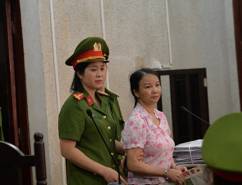 nữ sinh giao gà