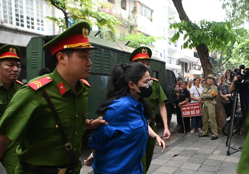 cô gái dừng đèn đỏ Nhung.jpg