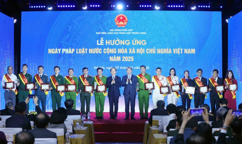 vinh danh ngày pháp luật Việt Nam.jpg